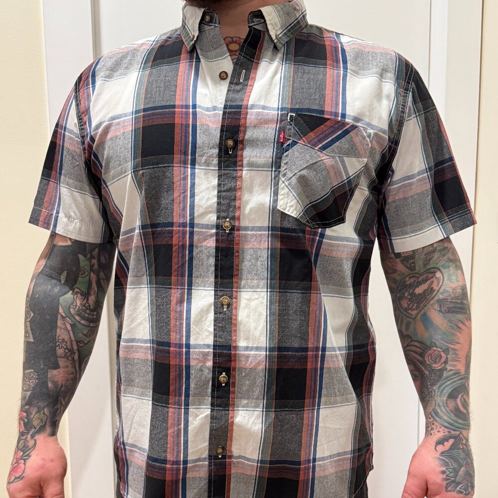 LEVI’S!!! plaid comfortable levi's button down short sleeve.  brand new